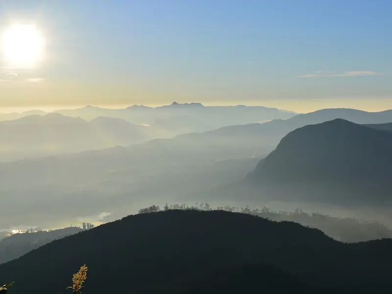 Zonsopkomst boven de bergen vanaf Adam's Peak (Sri Pada)