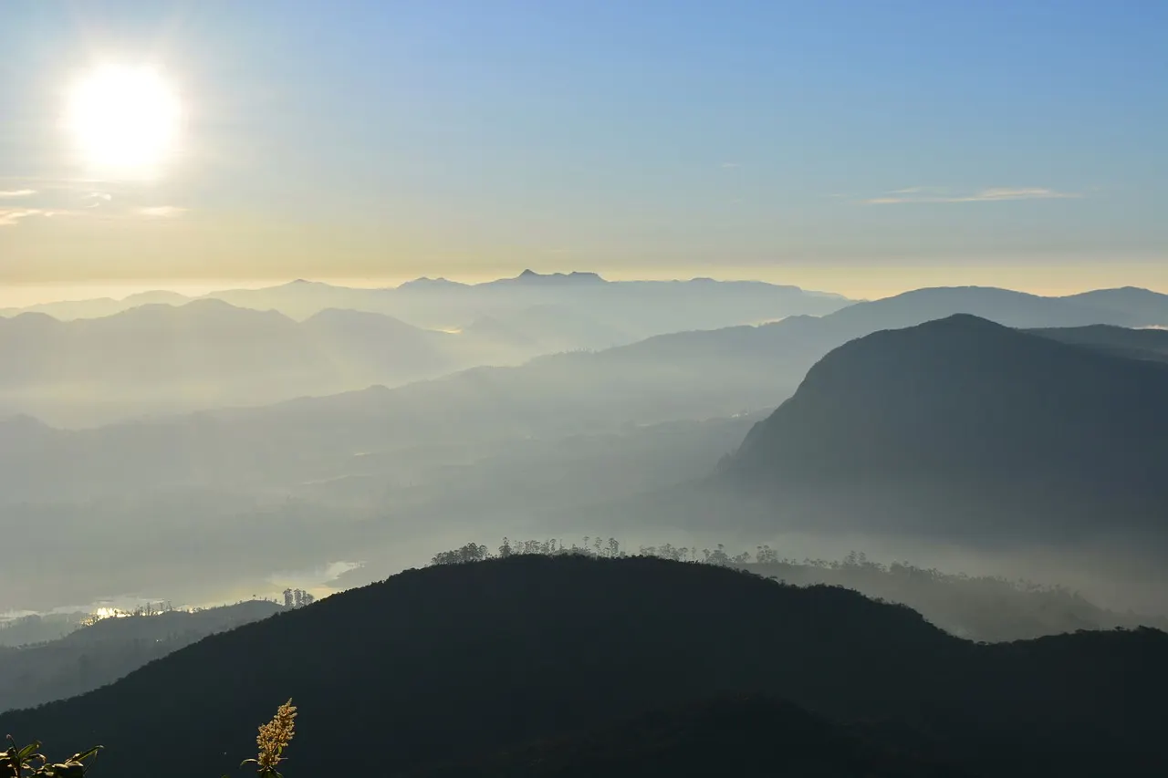 Zonsopkomst boven de bergen vanaf Adam's Peak (Sri Pada)