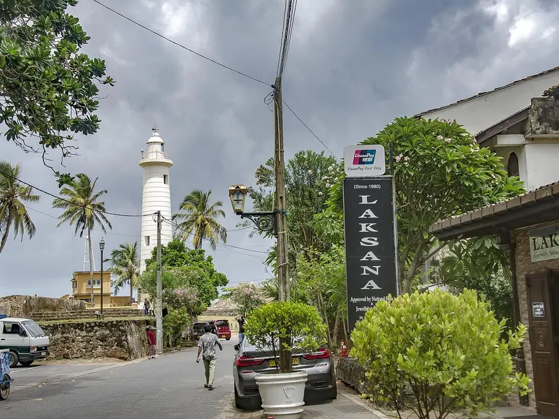 De vuurtoren en een straat binnen de muren van Galle Fort
