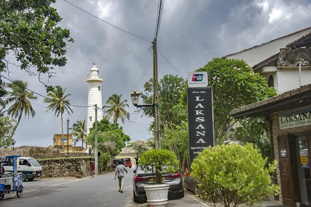 De vuurtoren en een straat binnen de muren van Galle Fort