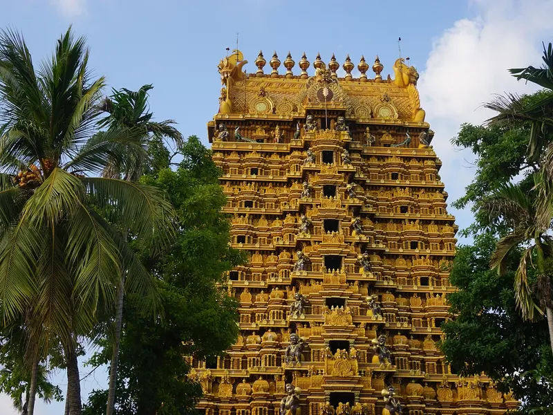 De gouden toren van de Nallur Kandaswamy-tempel in Jaffna