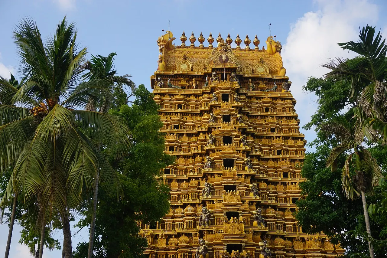 De gouden toren van de Nallur Kandaswamy-tempel in Jaffna