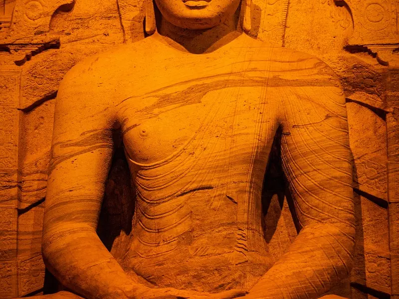 Een van de uit de rots gehouwen Boeddhabeelden van Gal Vihara in Polonnaruwa