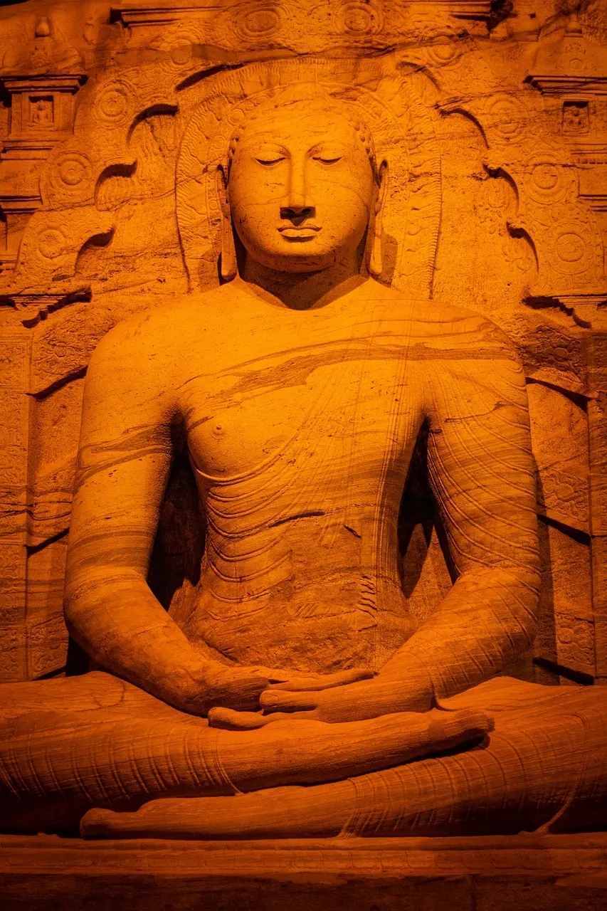 Een van de uit de rots gehouwen Boeddhabeelden van Gal Vihara in Polonnaruwa