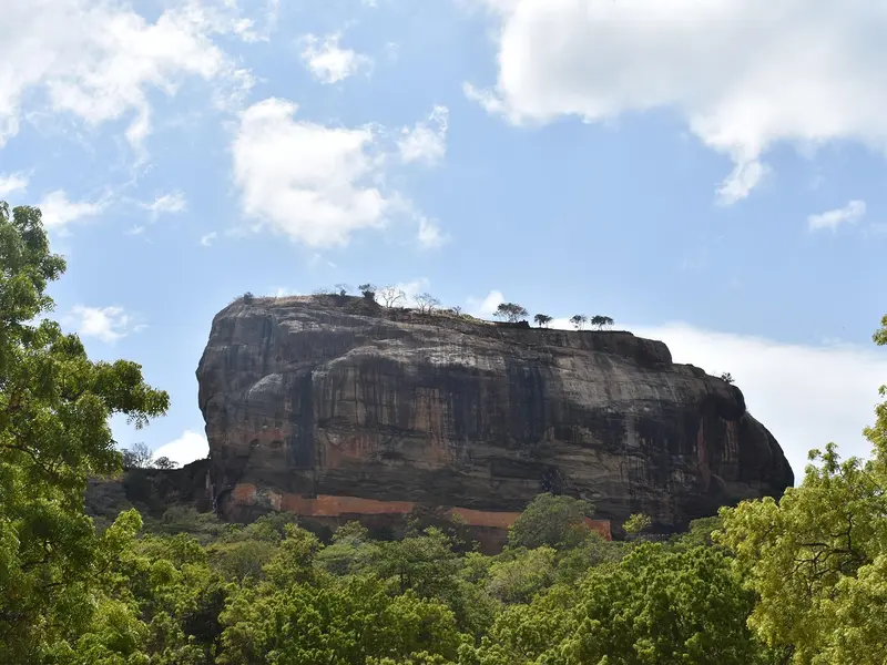 De rots van Sigiriya (Lion Rock) boven het groene landschap
