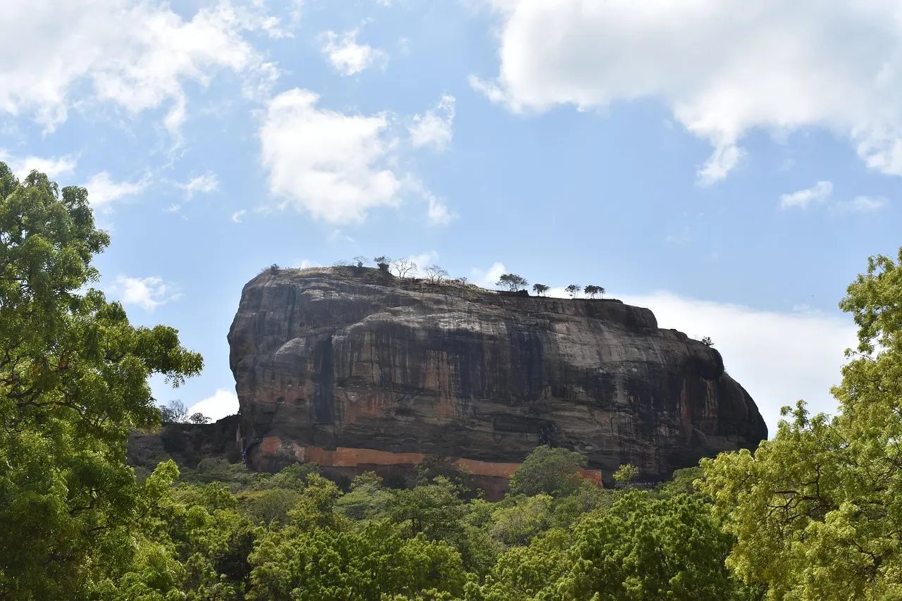 De rots van Sigiriya (Lion Rock) boven het groene landschap