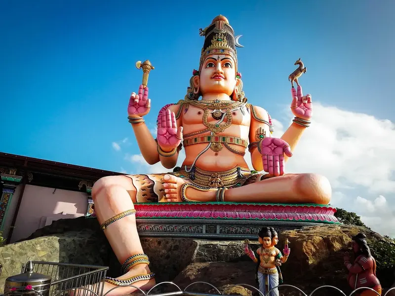 Het kleurrijke Shivabeeld bij de Koneswaram-tempel in Trincomalee